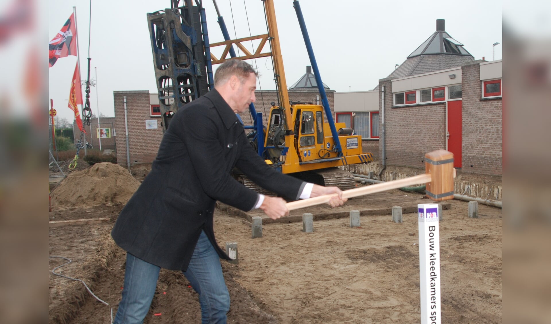 Wethouder Bas Brekelmans slaat de eerste paal bij de aanbouw van de nieuwe kleedkamers. | Foto: Piet van Kampen