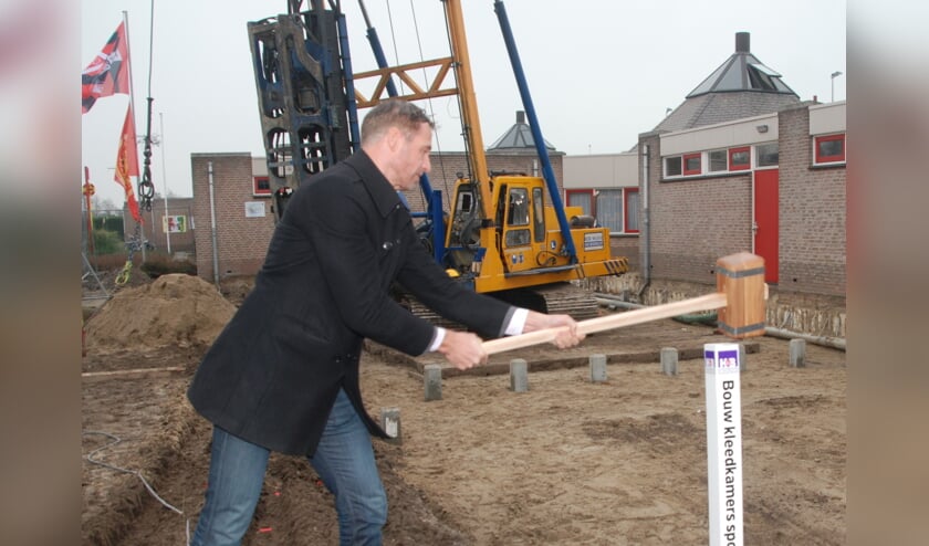 Wethouder Bas Brekelmans slaat de eerste paal bij de aanbouw van de nieuwe kleedkamers. | Foto: Piet van Kampen
