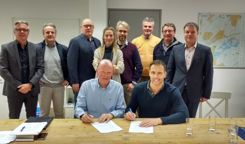 Naast wethouder Brekelmans en voorzitter Frans Heemskerk, zijn het voltallige bestuur van de stichting, de werkgroep Uitwerking Visie Detailhandel en de citymanager zijn aanwezig bij de ondertekening. | Foto: pr.