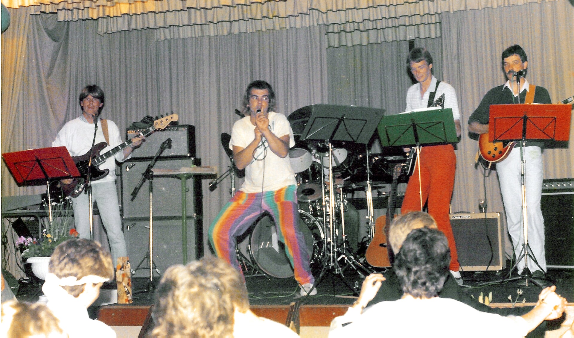 FarOut in 1984 op het lustrumfeest Gaut in parochiehuis v.l.n.r. Henk Hal, Paul Bakker, Gerard Kuijt en Wim Perquin. | Foto: pr.
