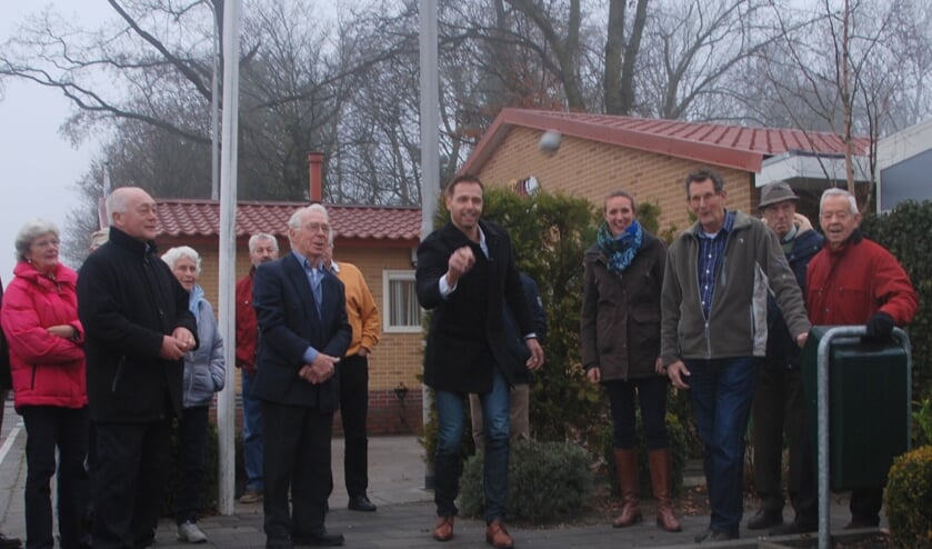 Wethouder Bas Brekelmans mag de derde jeu de boulesbaan openen. | Foto: Piet van Kampen