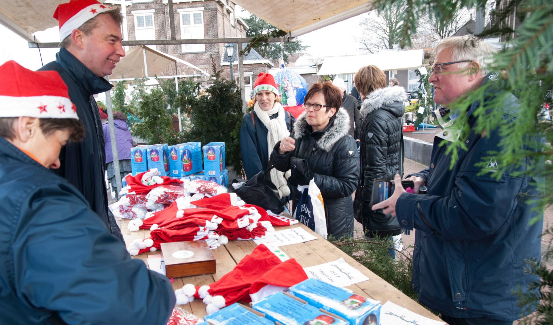 De jaarlijkse kerstmarkt brengt bezoekers ieder jaar weer in de kerstsfeer. | Foto: archief