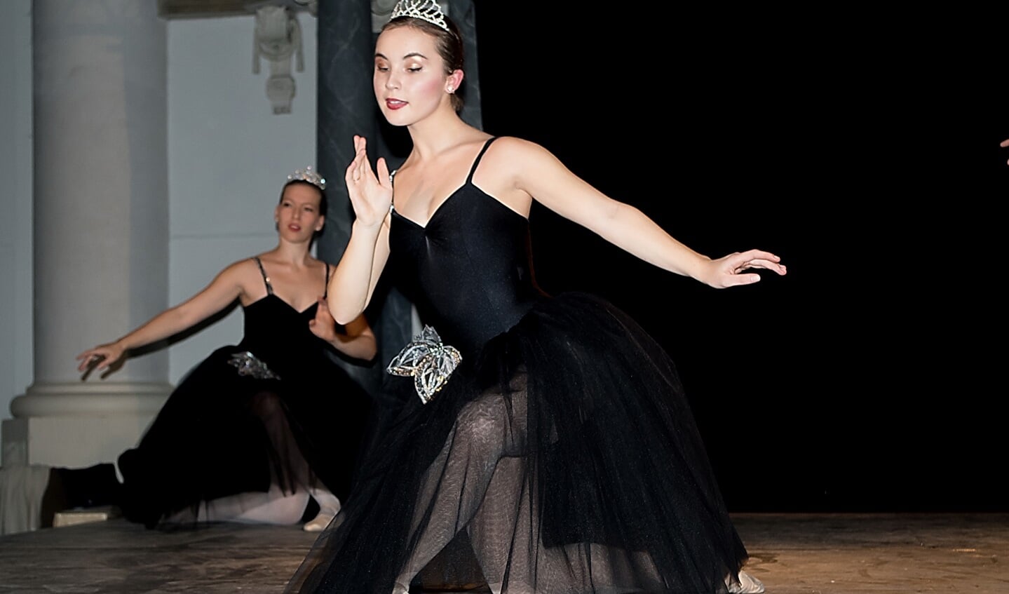 Danseresen van balletstudio Giselle in de Dorpskerk.