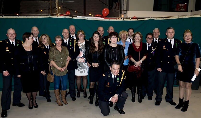 De jubilerende en vertrekkende brandweerlieden en hun echtgenoten plus burgemeester Driessen, regionaal commandant Arjan Stam, ploegchef Arno Sormani en clustercommandant Kees van Nierop. | Foto: J.P. Kranenburg