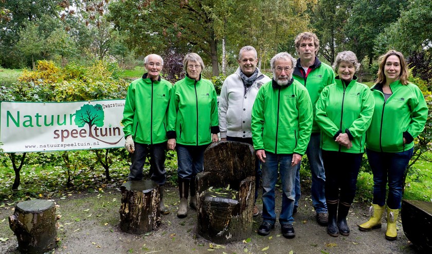 De vrijwilligers van de natuurspeeltuin met - in wit jack - heer de Geus van de Rabobank Leiden-Katwijk. | Foto: J.P. Kranenburg