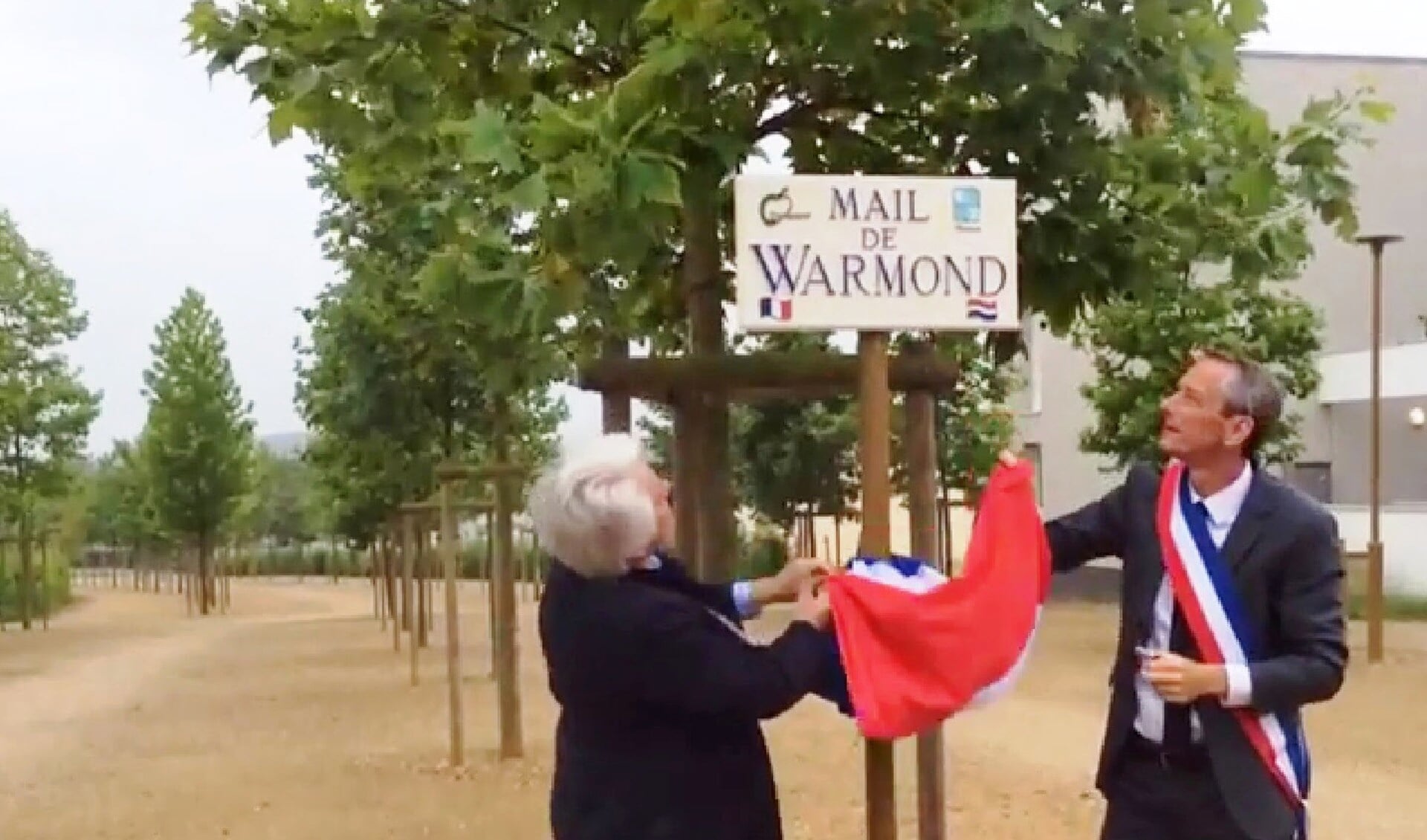 In 2014 onthult toenmalig burgemeester Van der Stoel (l) samen met haar collega Paul Jeanneteau het bord 'Mail de Warmond' in Champigné. | Foto: Stichting Jumelage Warmond