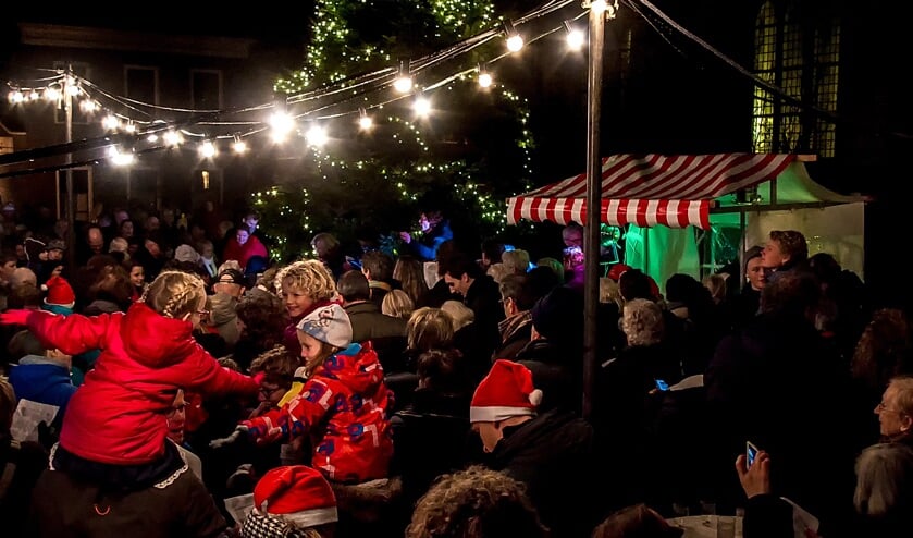Nadat de lichtjes waren ontstoken, werden gezamenlijk kerstliedjes gezongen. | Foto: J.P. Kranenburg  