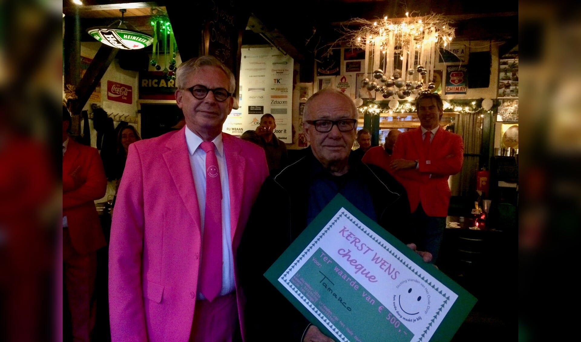 Guido ten Hengel van de Vrienden van het Oude Dorp (links) overhandigde de cheque aan Piet de Vogel van Tamarco. | Foto: PR