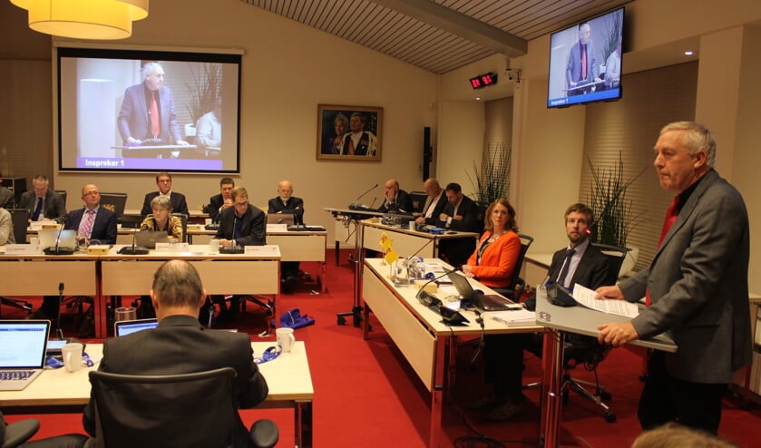 Louis Eggen, voorzitter van de VVE van Karpers en Forellen in de Merenwijk, wil goede afspraken om overlast van de nieuwe skeelerbaan te voorkomen. | Foto: Nico Kuyt