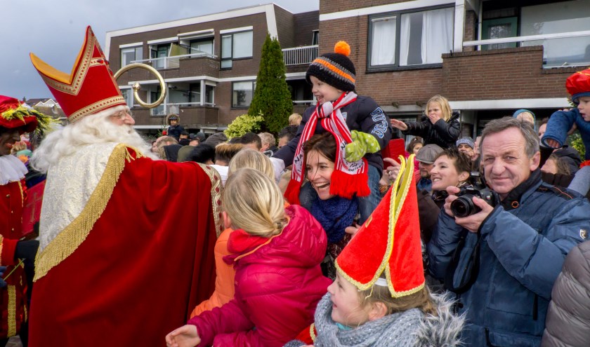 Sinterklaas schudde veel, heel veel kinderhandjes. | Foto: J.P. Kranenburg
