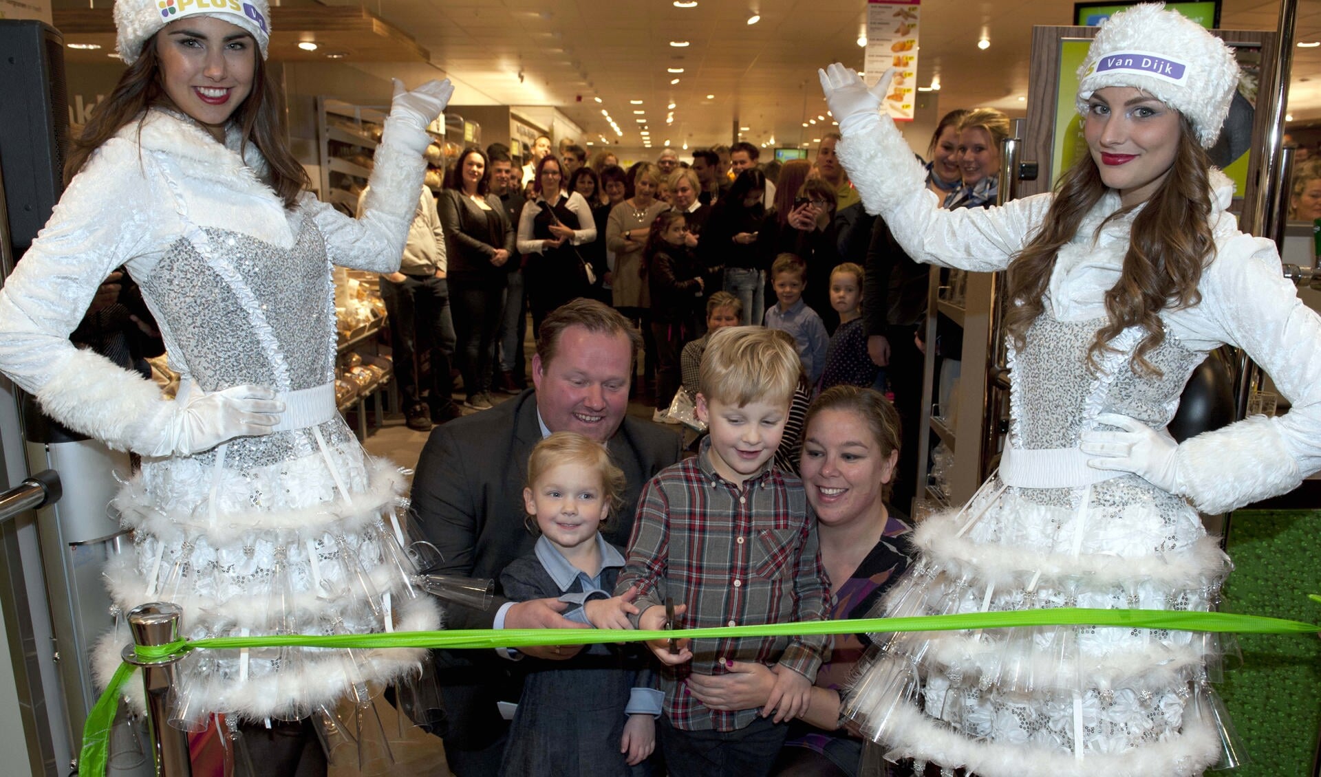 Joop en Suzanne van Dijk openen samen met hun kinderen Neel en Toon de vernieuwde PLUS. | Foto: Willem Krol