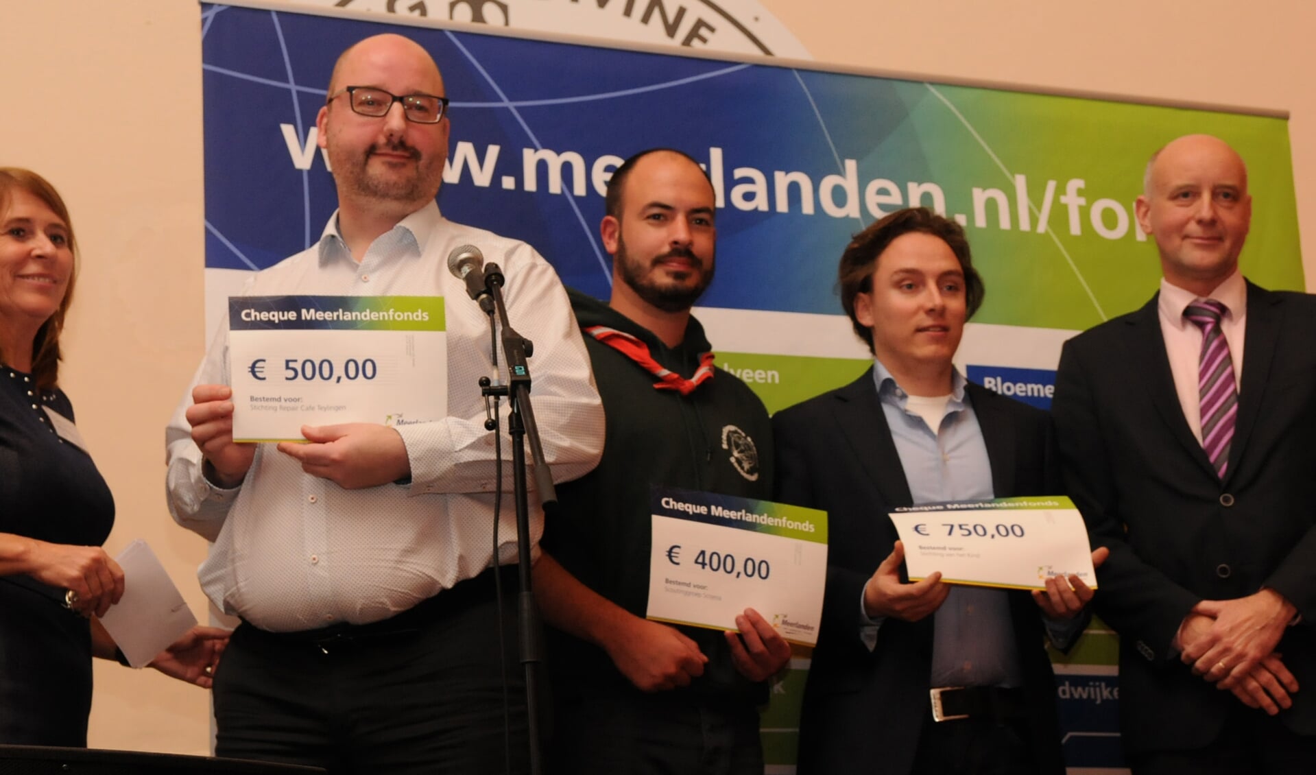 De drie vertegenwoordigers uit Teylingen met hun cheque, overhandigd door wethouder Arno van Kempen. | Foto: pr.