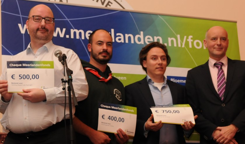 De drie vertegenwoordigers uit Teylingen met hun cheque, overhandigd door wethouder Arno van Kempen. | Foto: pr.