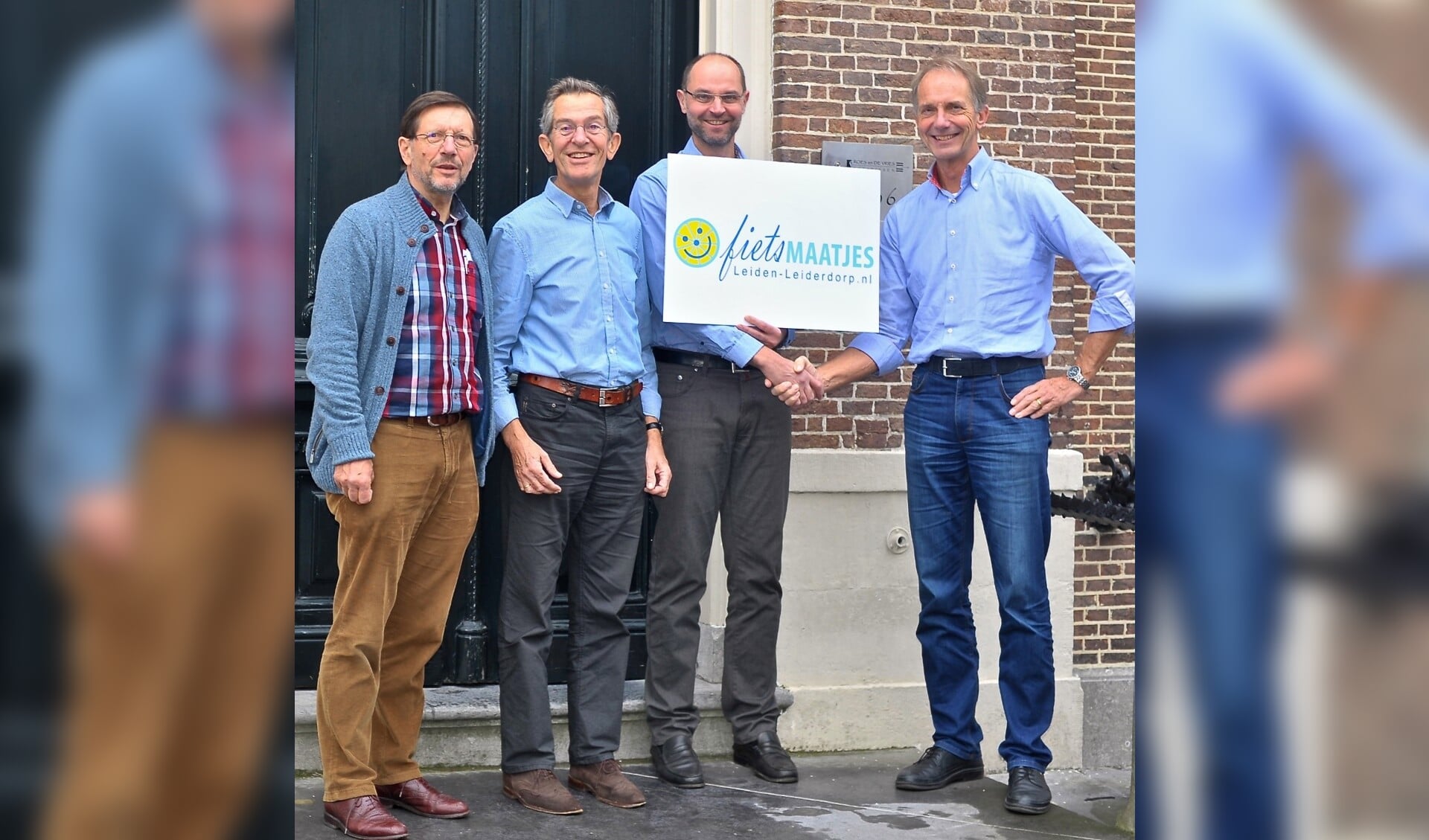 Bestuur van de Stichting Fietsmaatjes Leiden-Leiderdorp met de notaris Staand v.l.n.r. Wim Schellekens, Willem van Schie, notaris Michael de Vries en Ben Crul | Foto: PR