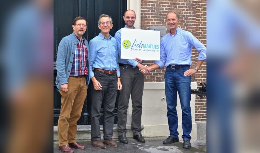 Bestuur van de Stichting Fietsmaatjes Leiden-Leiderdorp met de notaris Staand v.l.n.r. Wim Schellekens, Willem van Schie, notaris Michael de Vries en Ben Crul | Foto: PR