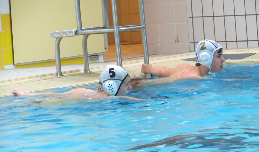 Melvin Noordover (wit 2), hier klaar om op te zwemmen, werd binnen 10 seconden uit de wedstrijd gewerkt. | Foto: PR  
