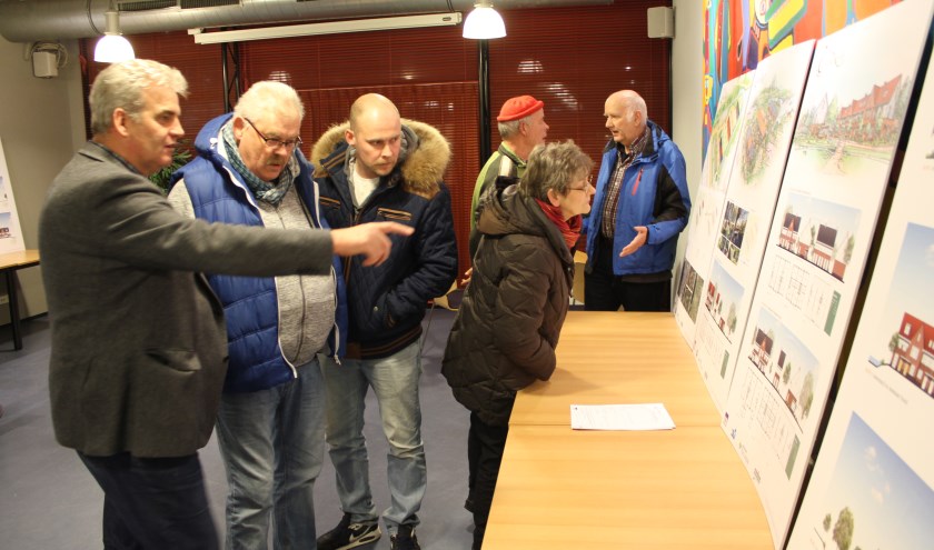 Bij de panelen bloeiden geanimeerde gesprekken op onder de bezoekers over het plan voor de bebouwing van de gemeentewerf. | Foto: Nico Kuyt