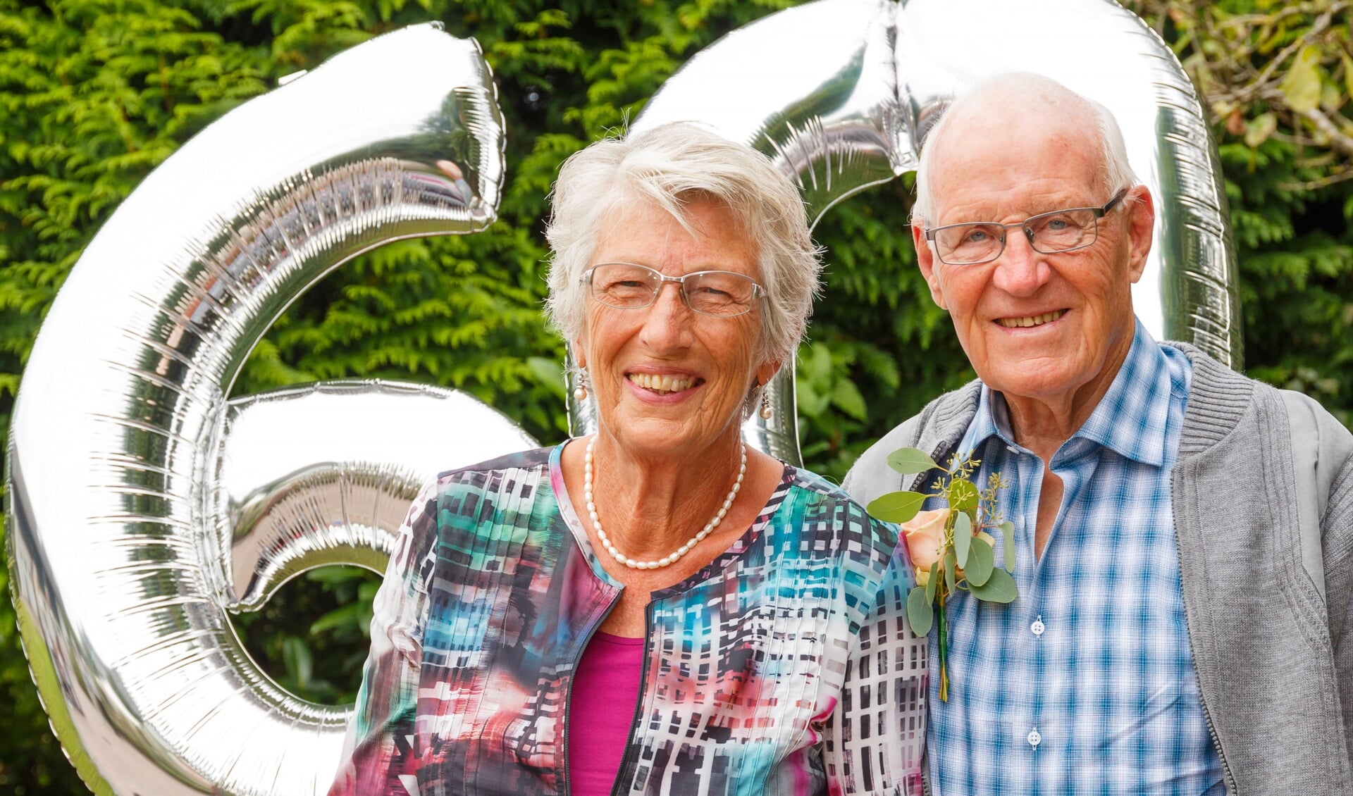 Het stralende bruidspaar Charles en Prijna de Wolff tijdens het feest dat zij gaven voor hun 60-jarig huwelijk. 