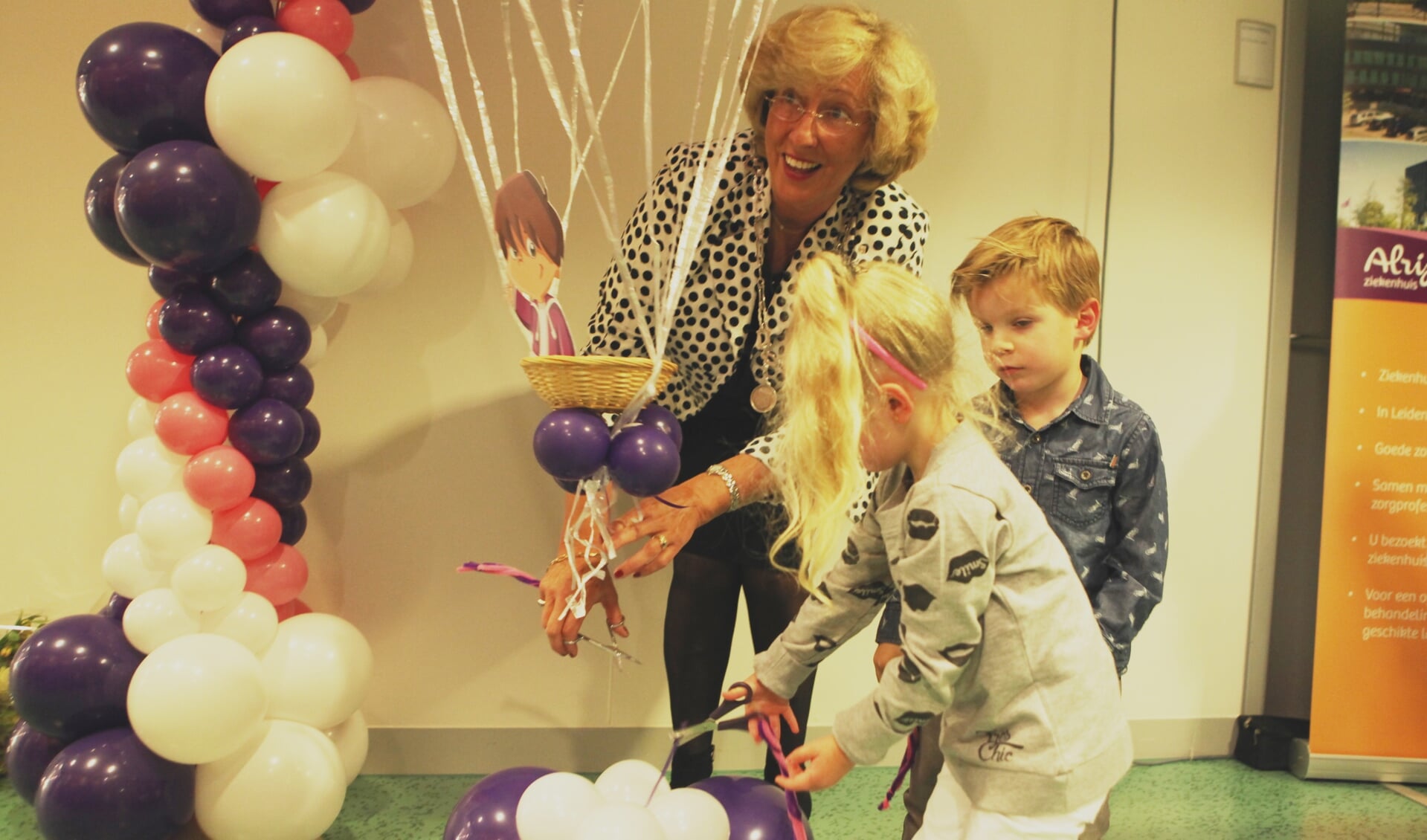 Burgemeester Laila Driessen werd bij de opening van het Moeder- en Kindcentrum geassisteerd door Charlotte (4) en Thijmen (4). | Foto: PR