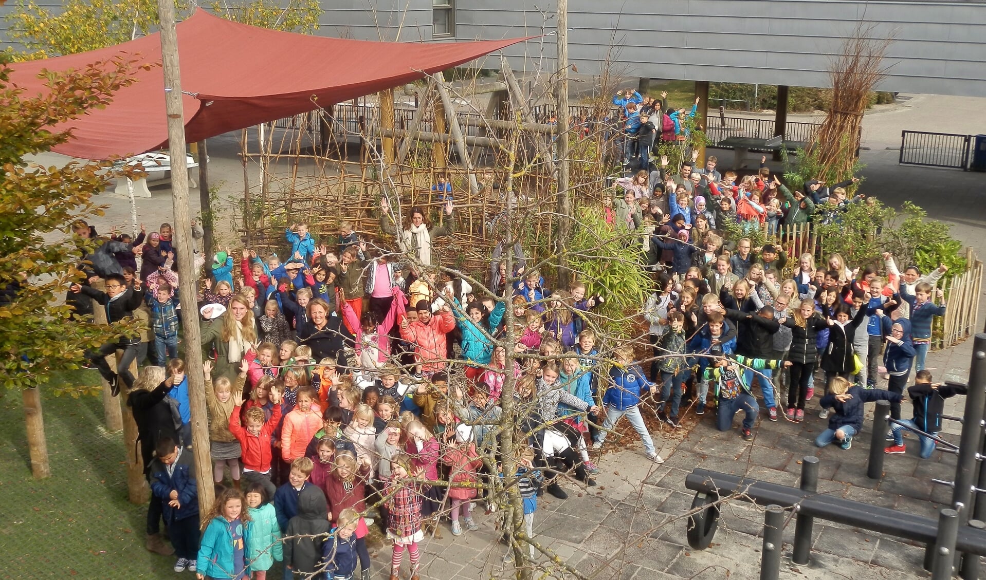 Alle kinderen van de Daltonschool Oegstgeest in Haaswijk op het nieuwe groene schoolplein.