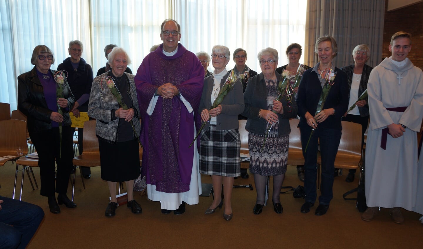 De leden van het Dameskoor werden zondag met een bloemetje bedankt door pastoor Walter Broeders. 