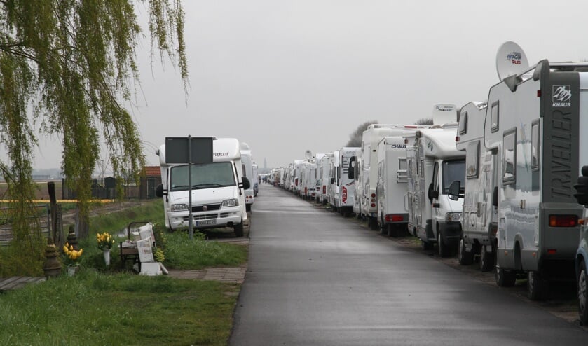 De geparkeerde campers aan de Leidse Vaart. | Foto: archief