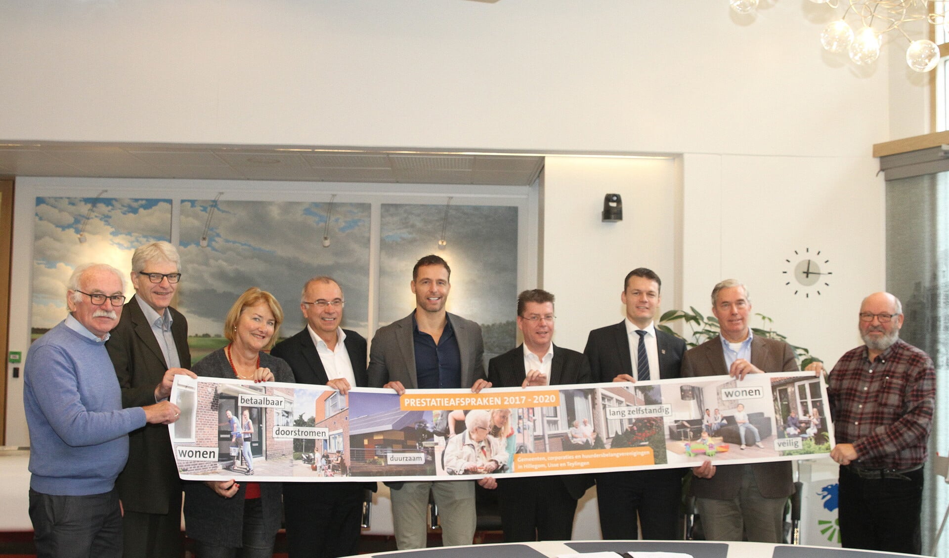 Wethouders en corporaties uit Teylingen, Lisse en Hillegom tekenen een prestatieovereenkomst. | Foto: Arie in 't Veld