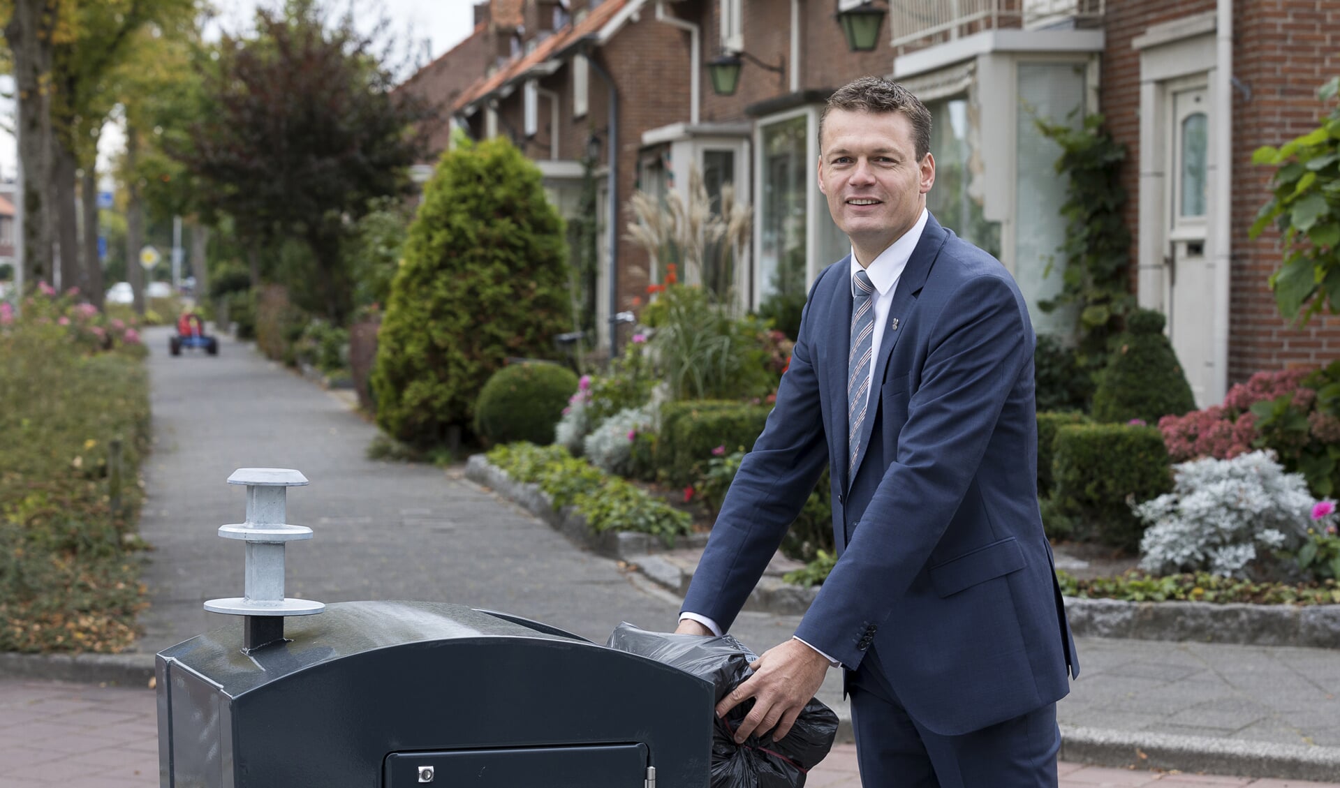 Net als veel Lissers heeft ook wethouder Nieuwenhuis moeten wennen aan de nieuwe manier van afval inzamelen. | Foto: Sven van der Vlugt.