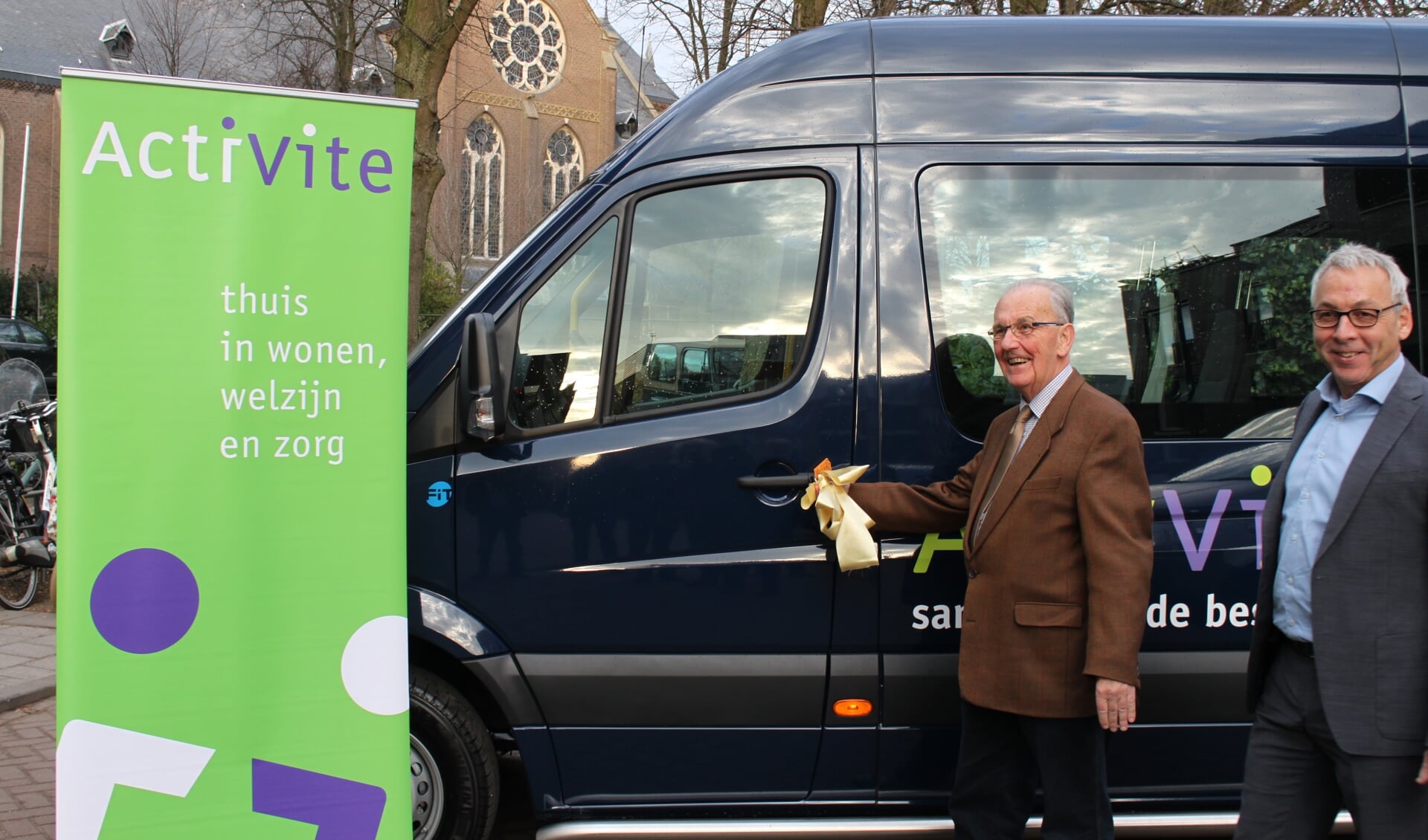 De nieuwe bus, geschonken door LAS, wordt officieel in gebruik genomen, onder toeziend oog van ActiVite bestuurder Pieter de Jong (rechts). | Foto: pr.