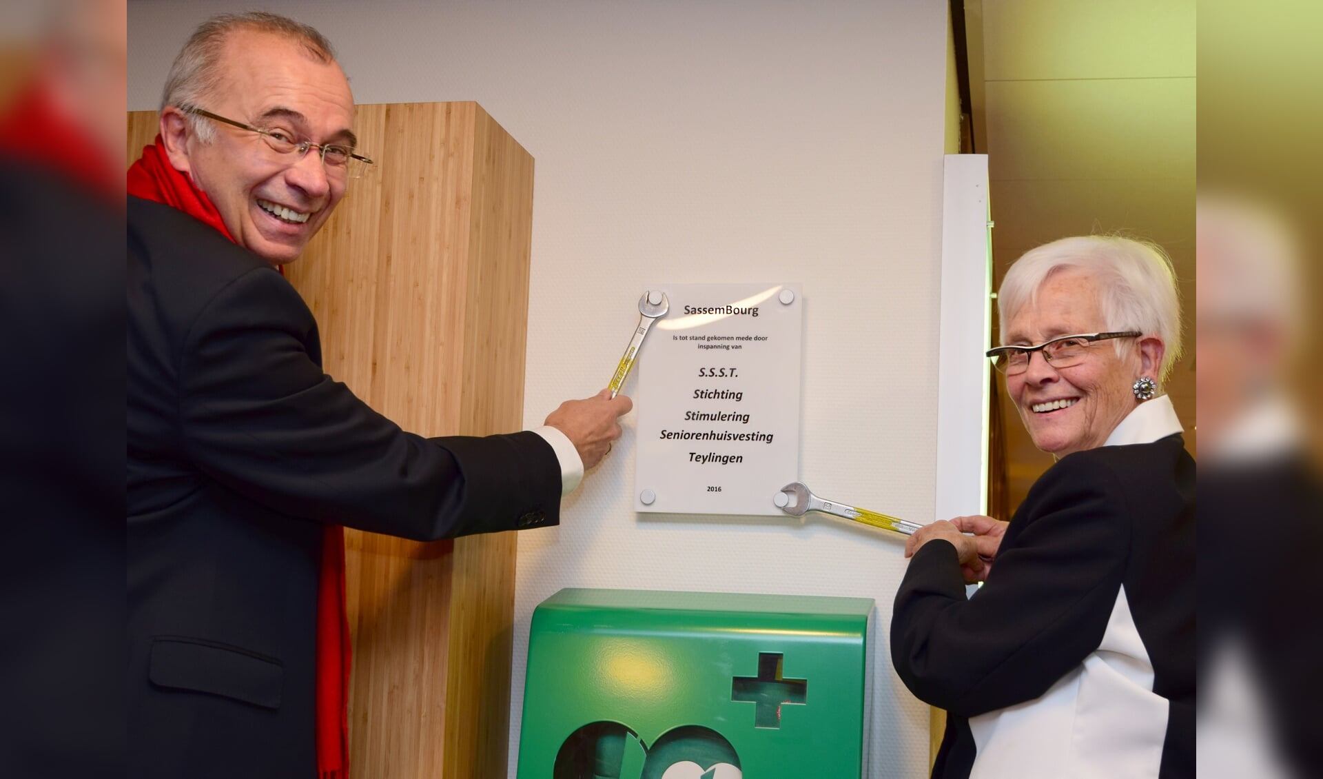 Annie Vergeer-de Groot en Steven Schrader bevestigen de plaquette in de hal van Sassembourg. | Foto: pr.