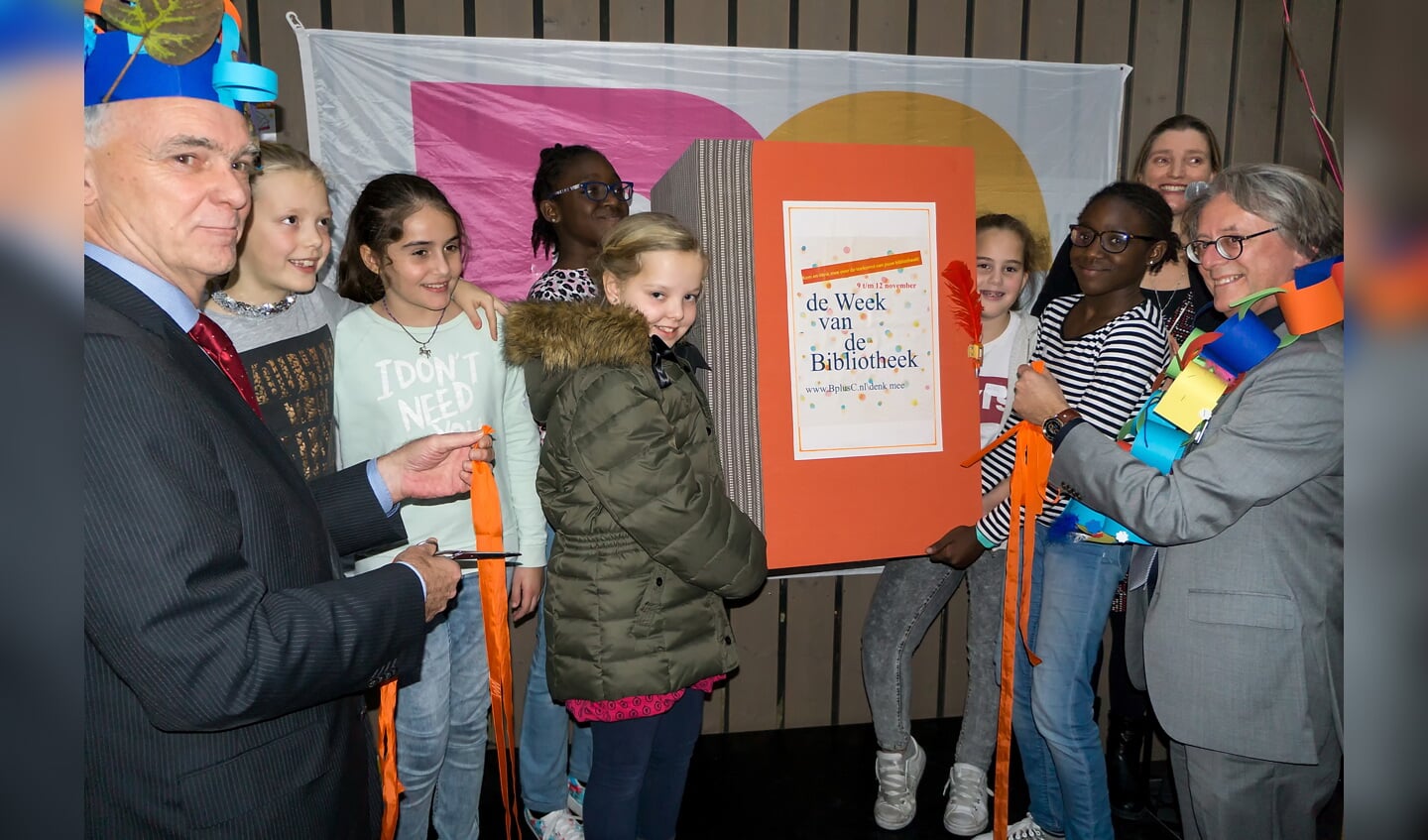 Wethouder Jeff Gardeniers (geheel links) en directeur Willem van Moort van BplusC (geheel rechts) openen samen met enkele jonge lezers de Week van de Bibliotheek. | Foto: J.P. Kranenburg