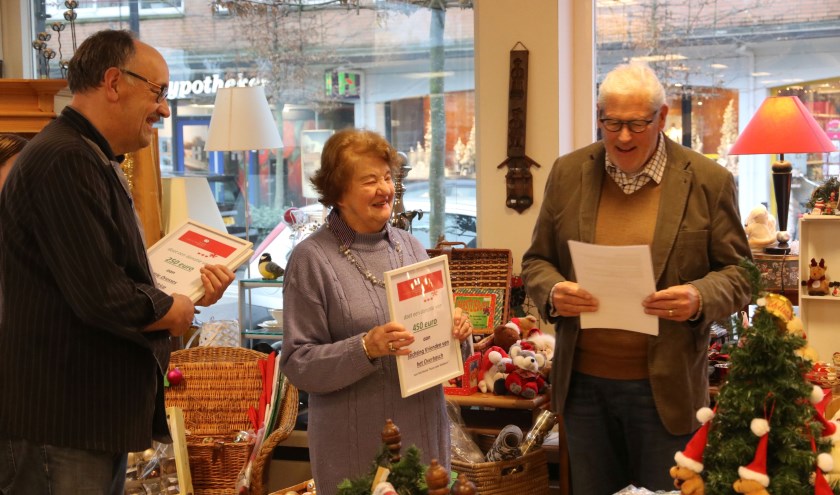 Ems Raijmans (m), bestuurslid van de Stichting Vrienden van het Overbosch, ontvangt de cheque van Kringloopwinkel Opnieuw. | Foto: pr.