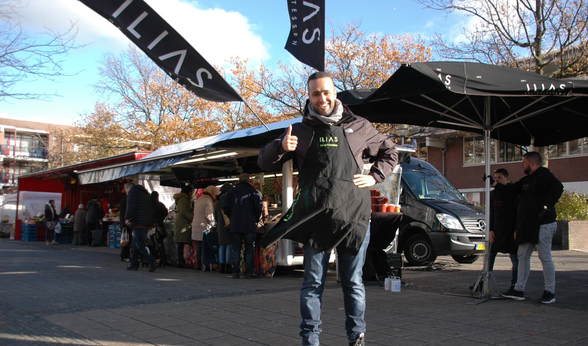 IliasEl Marsse voor zijn delicatessenkraam op de vrijdagmarkt op de Statendaalder.   