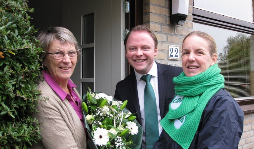 Riny Vons (li.) krijgt een bloemetje van CDA raadsleden Felix Stam en Mirjam van der Stelt. | Foto: PR