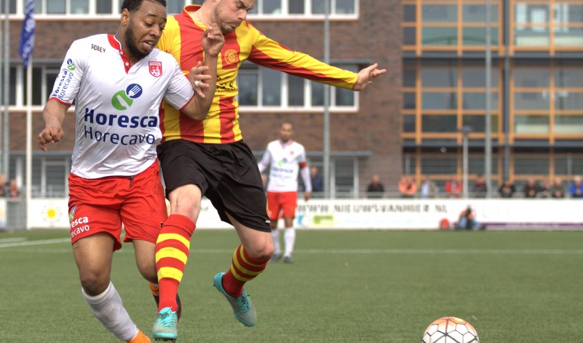 Ruperto Dorothea in duel met Mitchel Kappenberg van Ter Leede. | Foto: Ron van der Linden