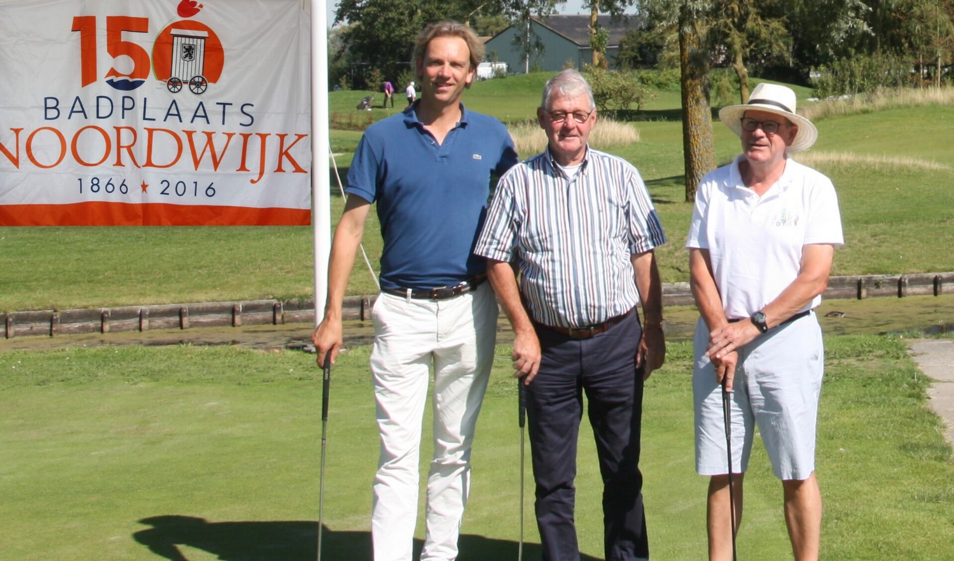 De organisatoren Marcel Menger, Ton Schild en Piet Waaning voorzien een spannende krachtmeting op de mooie par3-golfbaan. | Foto: Wim Siemerink