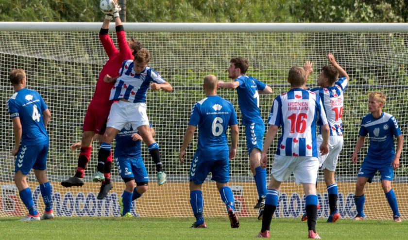 SJC kwam in de slotfase toch nog in het nauw. Keeper Schelvis wist op tijd in te grijpen. | Foto: Johanna Wever