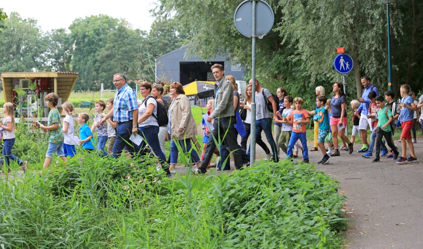 <p>Wandelaars tijdens de Avondvierdaagse van 2016. | Foto: Wil van Elk</p>
