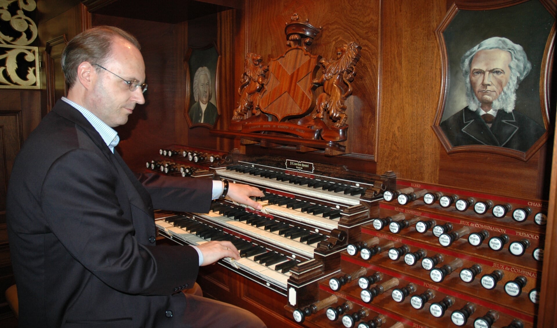 Vincent de Vries bespeelt vrijdag het Van den Heuvelorgel in de Nieuwe Kerk.