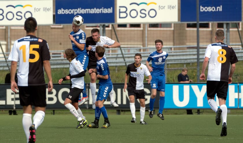 Verdediger Mike Verhoek, hier winnaar in een kopduel, had geen gemakkelijke middag in Sneek. | Foto: Johanna Wever