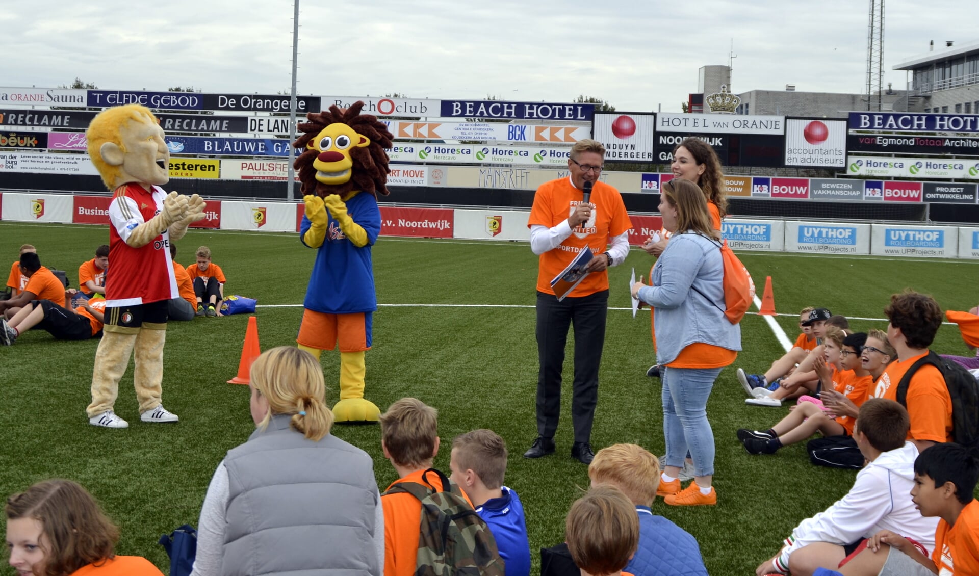 Sportwethouder Gerben van Duin opende de sportdag van Friends United op het sportpark aan de Duinwetering. | Foto: Joke van der Zanden