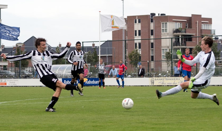 Martijn Walter scoort hier op een schitterende manier de 2-0. Helaas zou hij in de slotminuut een zelfde kans niet verzilveren.