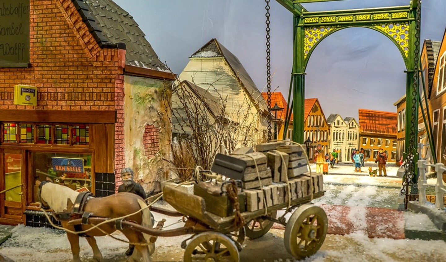 Een miniatuur Doesbrug kan natuurlijk niet ontbreken in de straat met Doeskwartierwinkeltjes. | Foto: J.P. Kranenburg 