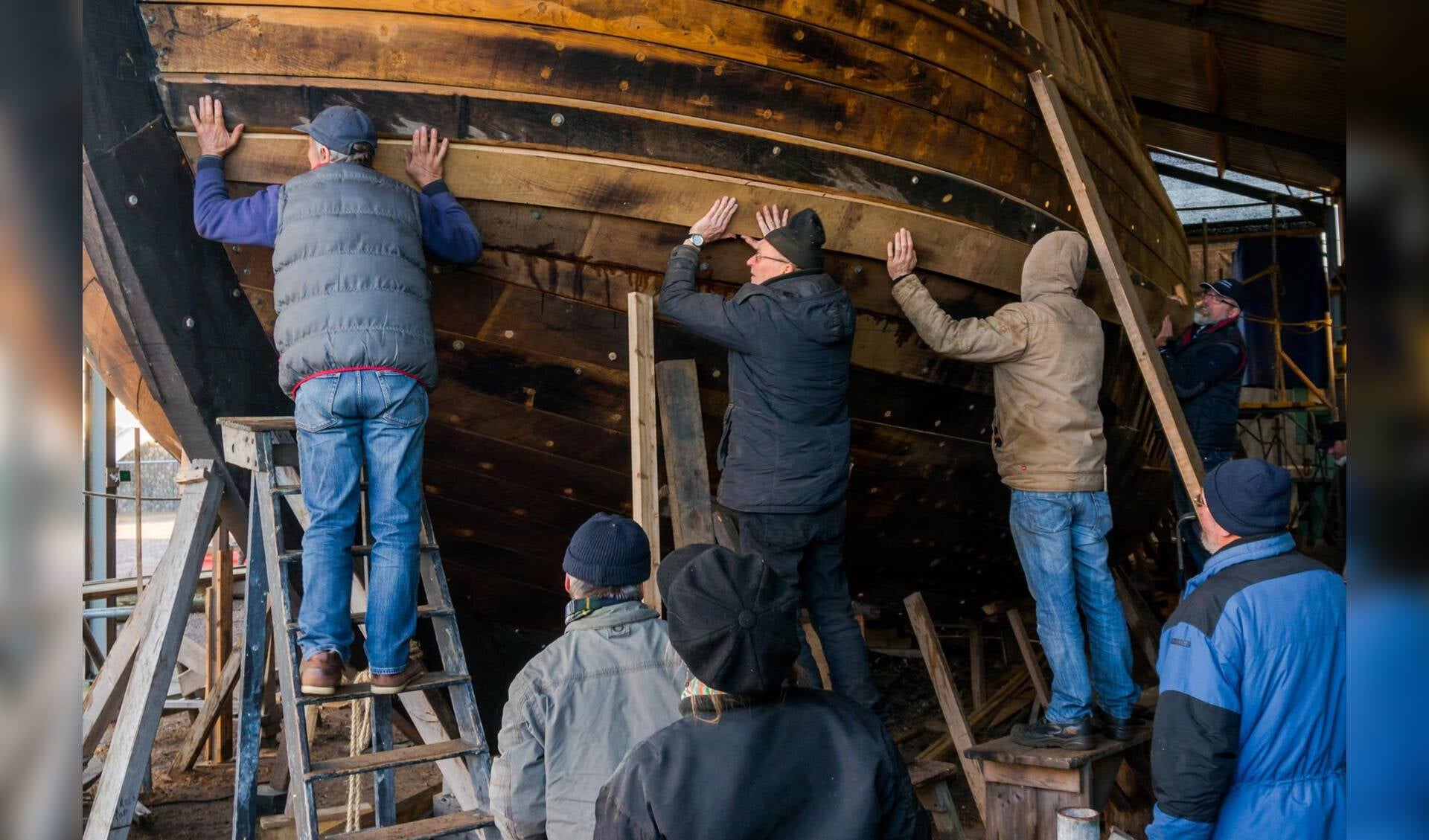 Vrijwilligers reconstrueren het expeditieschip van Willem Barentsz. | Foto: pr.