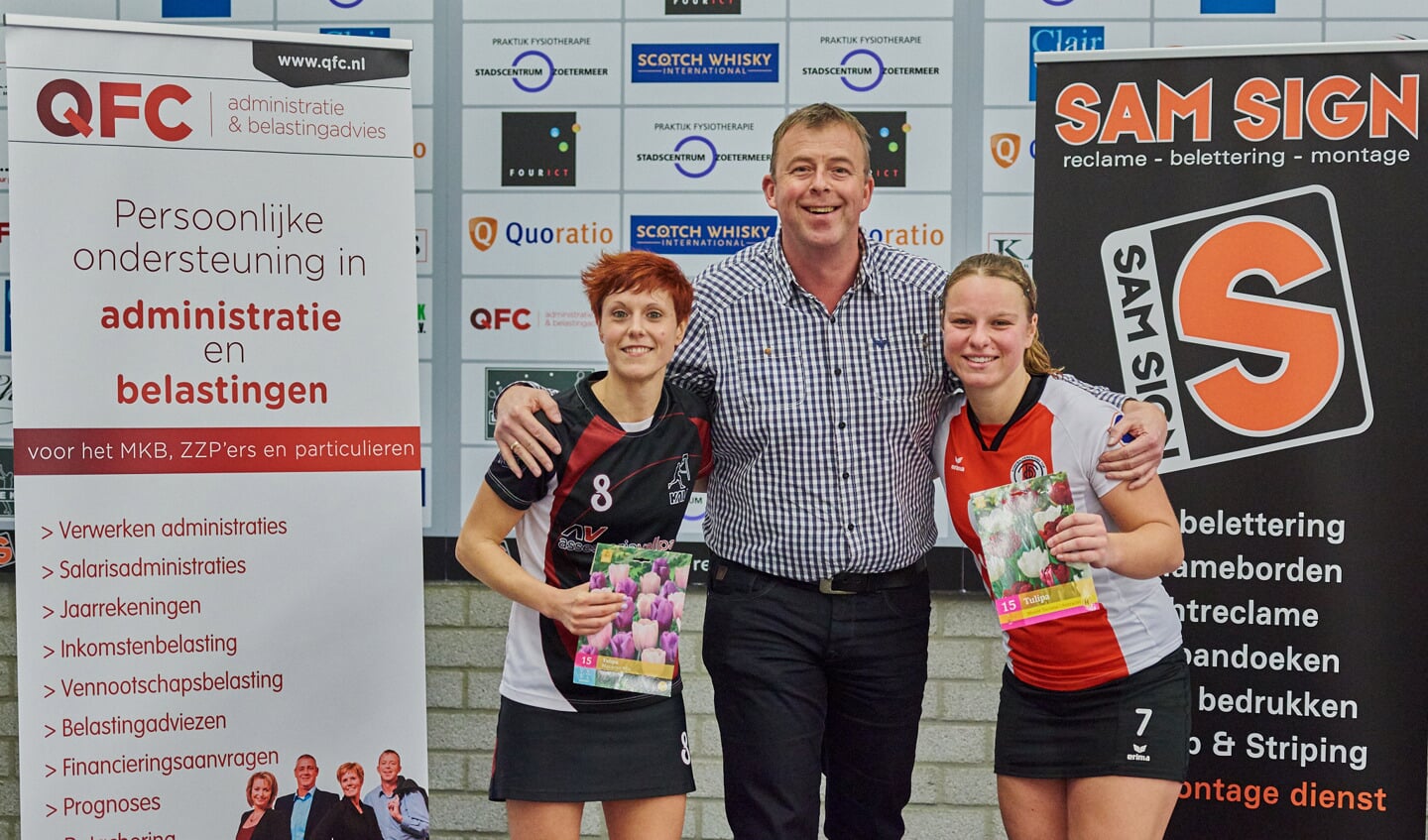 Sponsor Peter Boeren reikt de prijzen uit aan de beste speelsters van de wedstrijd. | Foto: Rene van Dam / www.rvdam.nl