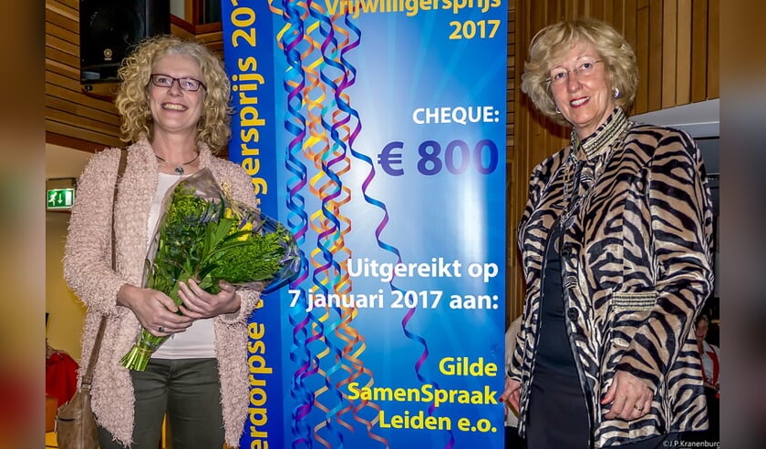 Burgemeester Laila Driessen (rechts) overhandigde de Leiderdorpse vrijwilligersprijs 2017 aan Inge Sasburg van het Gilde Samenspraak Leiden e.o. | Foto: J.P. Kranenburg  