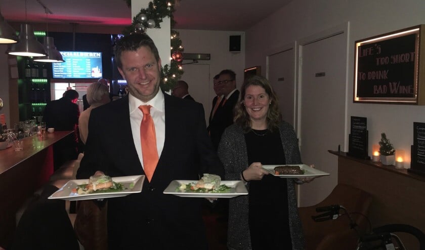 Vrijwilligers van de Oranjevereniging serveren de gerechten. | Foto: pr.
