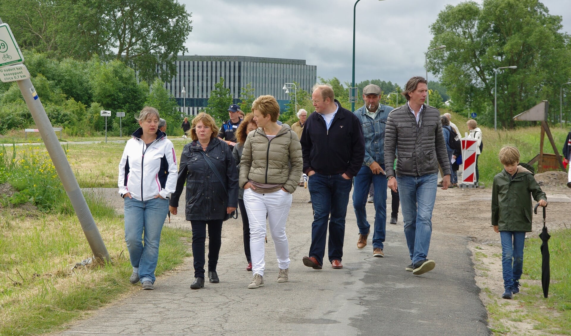Wijkbewoners en raadsleden wandelend op de Rhijnhofweg in juni 2016. | Archieffoto Willemien Timmers