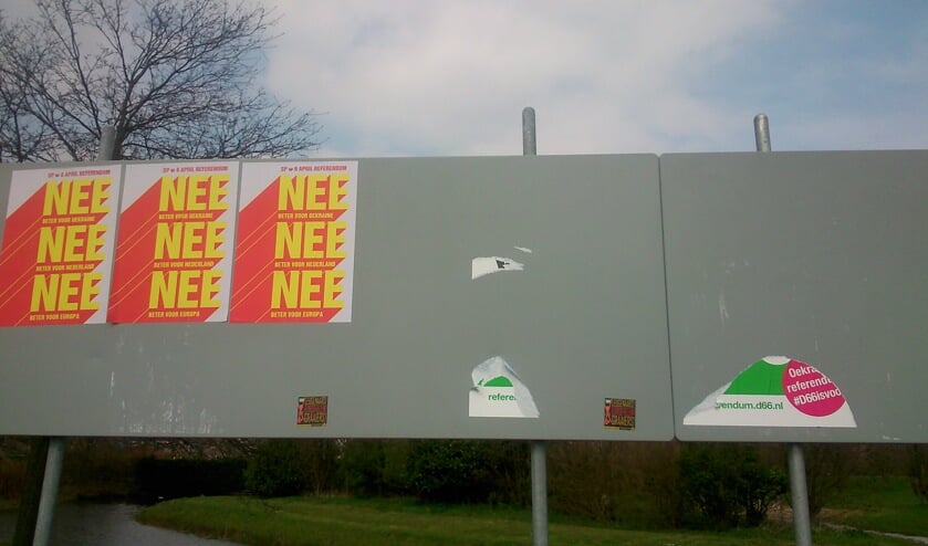 Posters plakken, zoals vorig jaar voor het Oekraine referendum, is voor de politieke partijen verleden tijd. | Foto: archief/ Nico Kuyt
