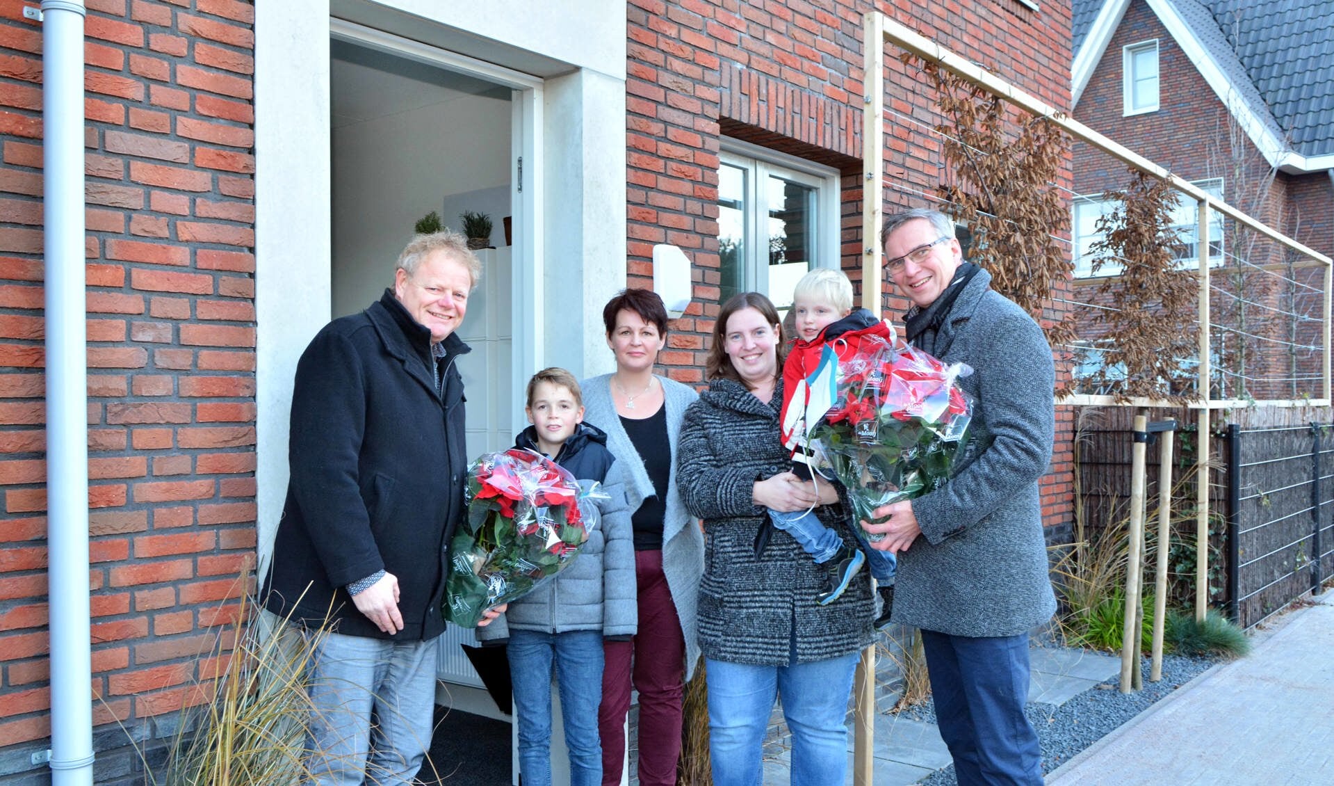 Wethouder Krijn van der Spijk, Sten, mevrouw Spierenburg, mevrouw De Boer met Jelle, projectleider Jaap Jonker.